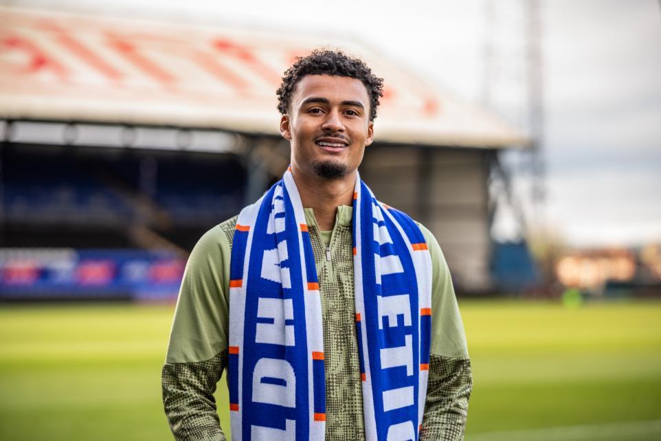 开云娱乐-官方：维拉20岁中场泰勒租借加盟奥德汉姆，租期至本赛季结束