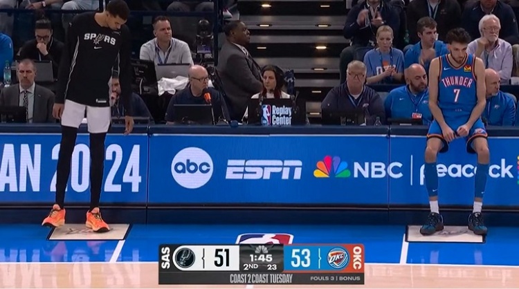 开云体育-针尖对麦芒！文班亚马和霍姆格伦同时走到技术台 死球后一起登场