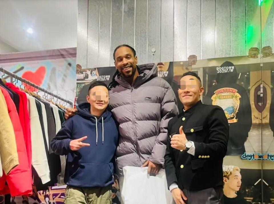 开云APP下载-买件衣服穿！球迷偶遇广东内线核心 微笑合影 球迷大赞亲和力