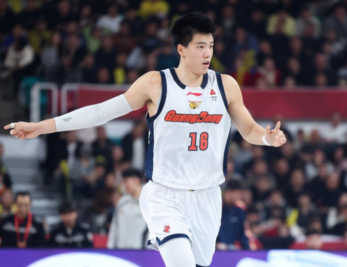 kaiyun sports-虚惊一场！广东国手焦泊乔崴脚被搀扶退赛 无大碍出席发布会