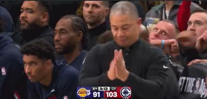 开云APP下载-互搞心态~东契奇造犯规罚球不中 泰伦·卢起身鼓掌