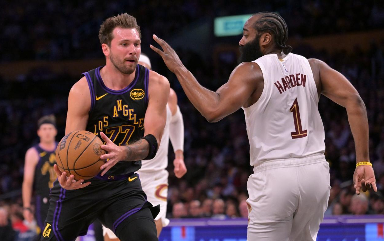 开云APP下载-湖人四连胜锁定季后赛，四人携手刷爆纪录，骑士在下一盘大棋？