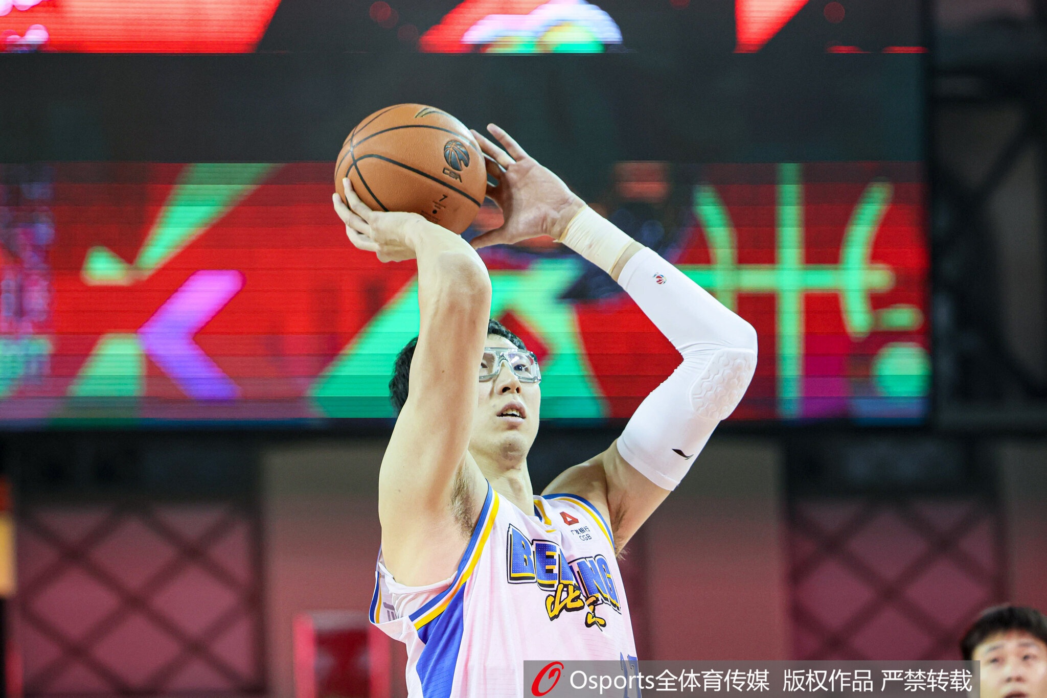 kaiyun sports-真该练练罚球了！周琦半场4罚全铁 仅得到3篮板1失误&amp;正负值-10